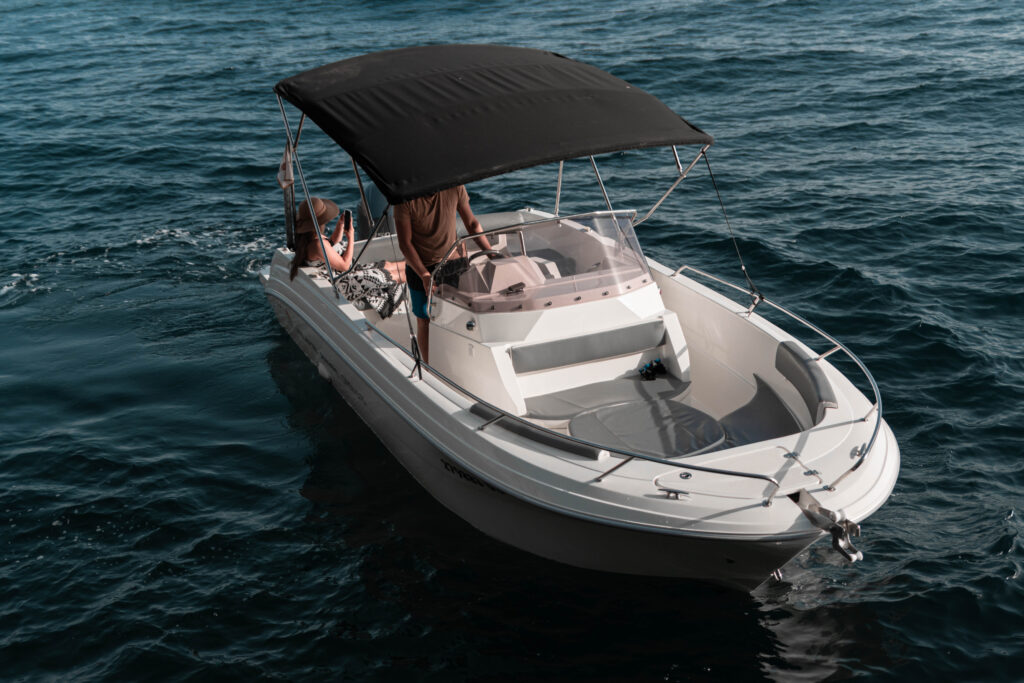 Image of a skipper on a speedboat